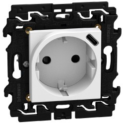 Контакт 2P+Е 16A + USB тип С 1.5A 7.5W цвят бял YW4141USB Light Now Bticino